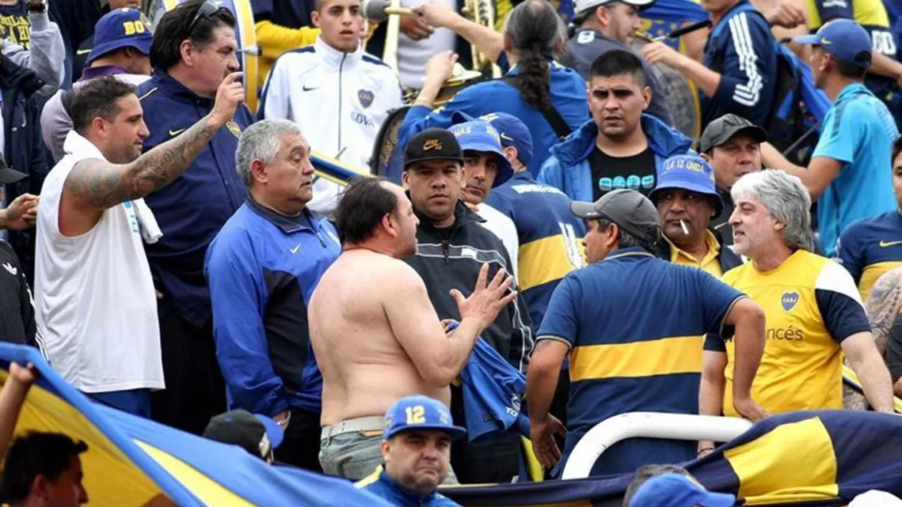 BUENOS MUCHACHOS. Los violentos pidieron a los jugadores ganar la Superliga y la Copa Libertadores. ARCHIVO
