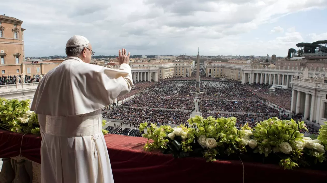 UNA MULTITUD. Papa Francisco, en la plaza de San Pedro, ante alrededor de 40.000 fieles. REUTERS