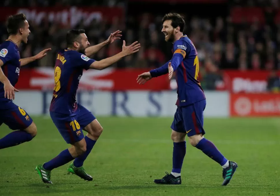 PURA FELICIDAD. Jordi Alba celebra con Messi el gol del empate. reuters 
