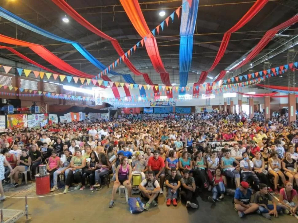 JORNADA “INTERCAJ”. A fines de 2016, más de 2.000 jóvenes compartieron talleres en un encuentro de los 203 Centros de Actividades Juveniles tucumanos. ministErio de educación 