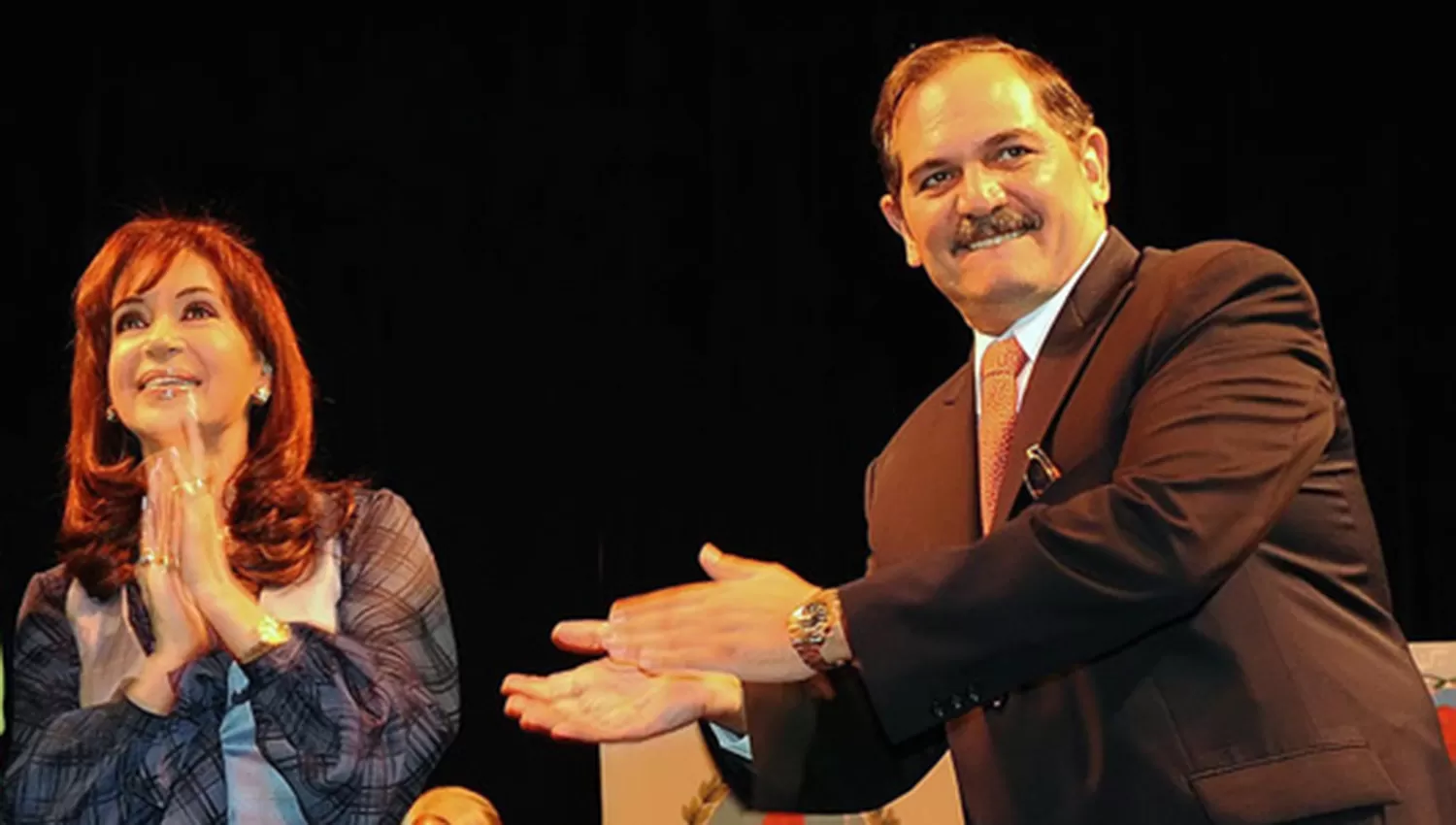 OTROS TIEMPOS. Cristina Kirchner recibe el reconocimiento de José Alperovich durante un acto político. FOTO TOMADA DE CLARIN.COM