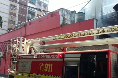 Videos: se incendió una pizzería en pleno microcentro; sólo hubo daños materiales