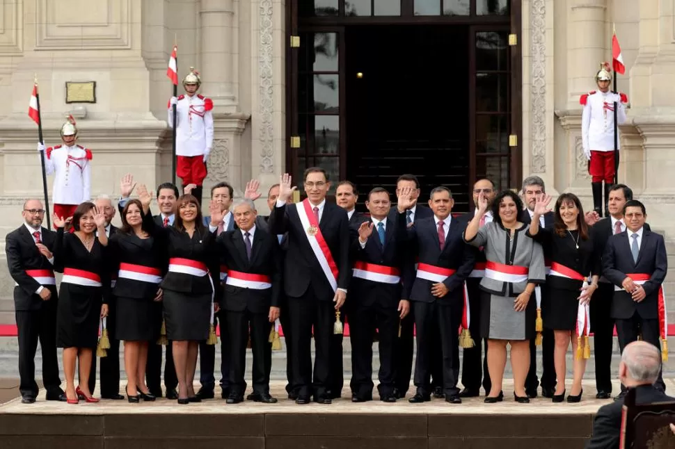 LA FOTO DE LA FAMILIA. El presidente Martín Vizcarra saluda a la prensa junto a sus flamantes ministros después del acto oficial de juramento. reuters