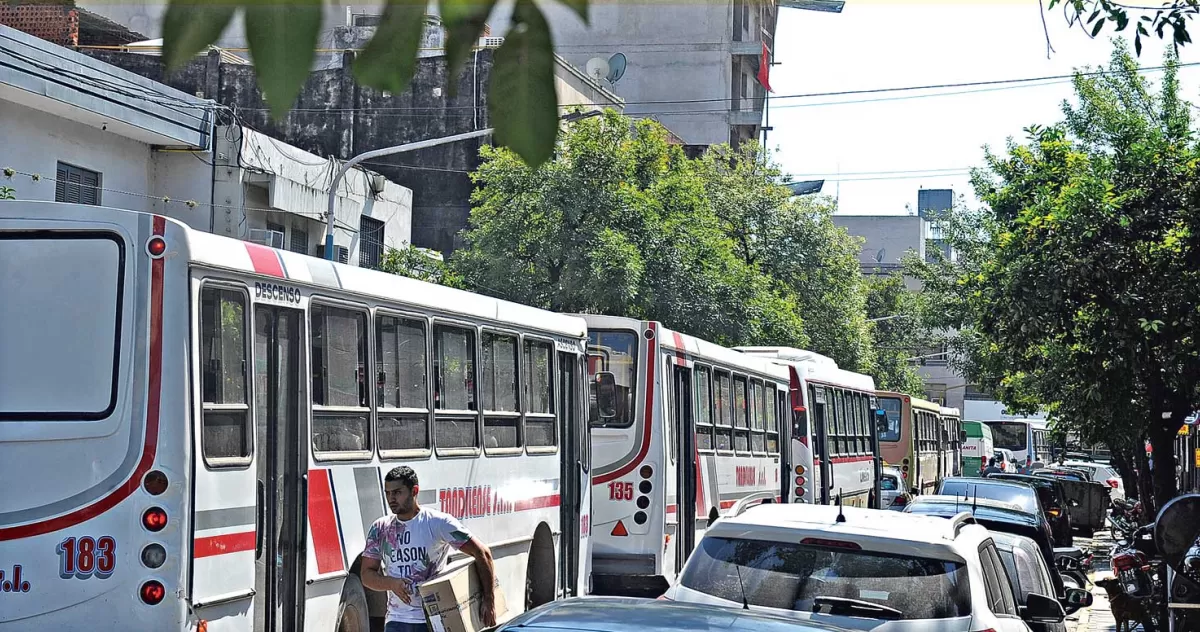 CAÓTICO. La calle Catamarca recibe autos de ambas manos de la Mendoza. Además pasan 10 líneas de colectivos por allí. LA GACETA / FOTO DE HÉCTOR PERALTA.-