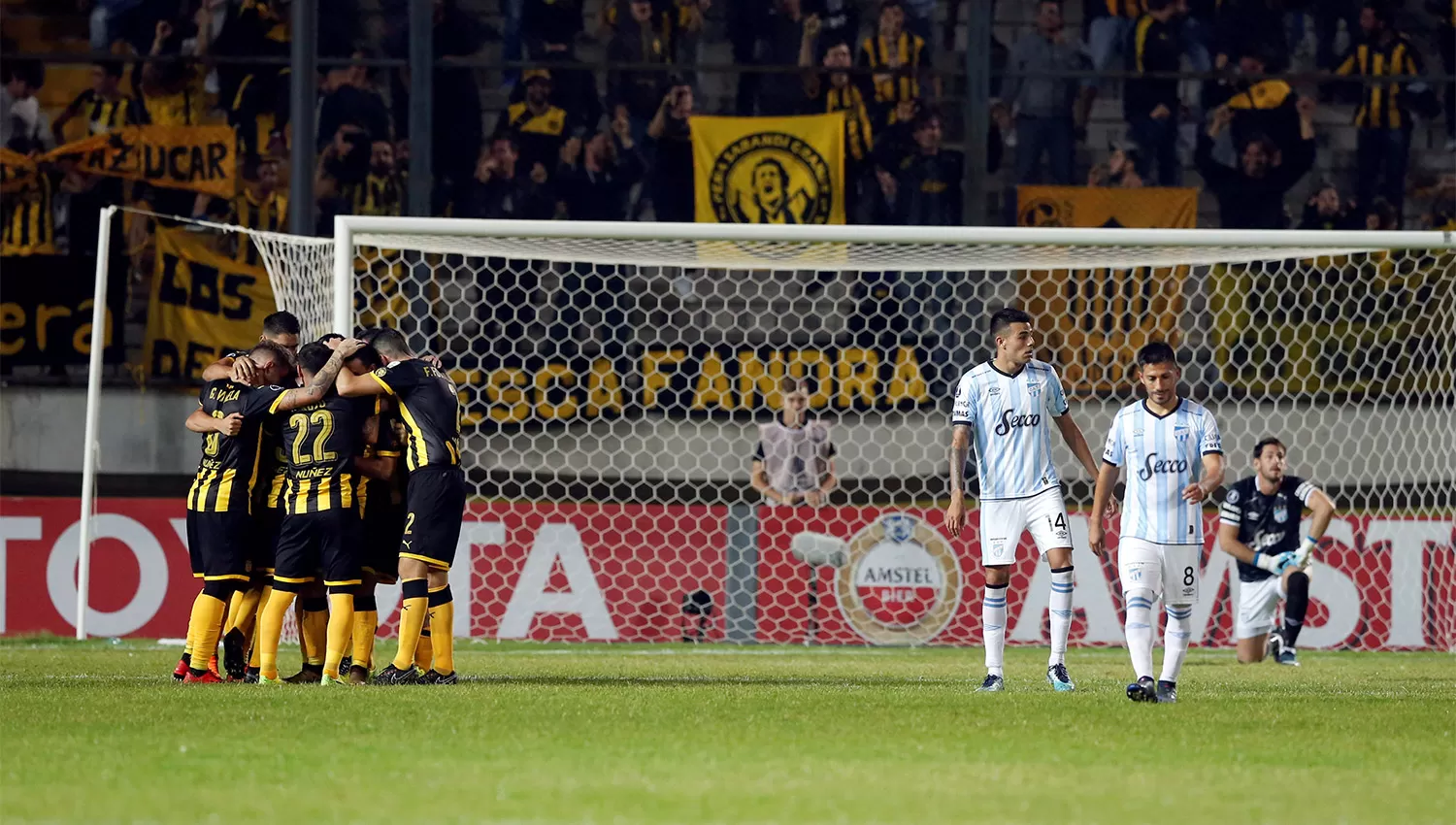 NO PUDO SER. Batalla y los jugadores de Atlético se lamentan ante el gol de Peñarol. (REUTERS)