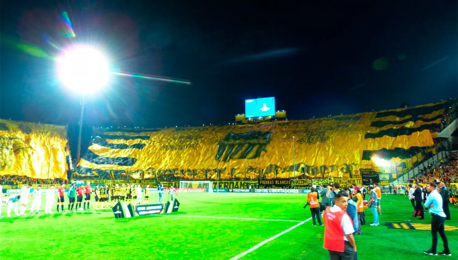 IMPRESIONANTE. La bandera que desplegaron los hinchas de Peñarol. (FOTO TOMADA DE TWITTER)