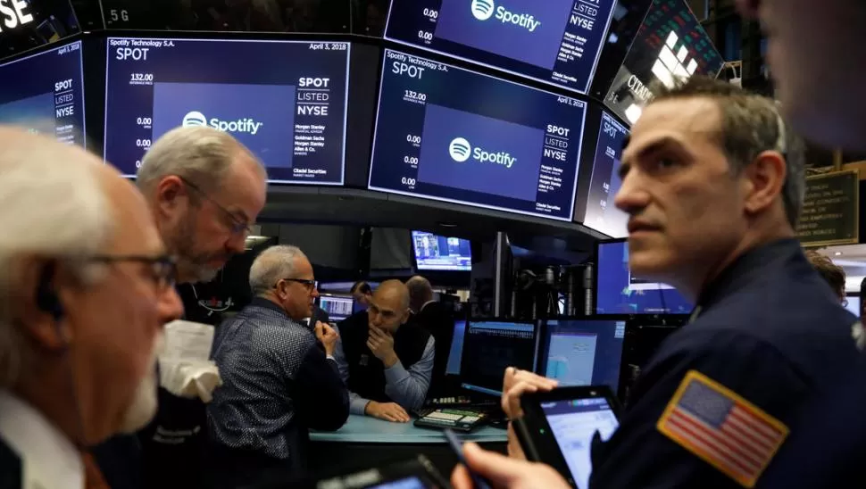 La empresa número uno del mundo en streaming musical, Spotify, salió ayer a Bolsa con buen pie y sus acciones lograron venderse a U$S 165,90. Si bien el primer valor oficial de la acción de la firma sueca se dio a conocer tres horas después del inicio de las operaciones de la Bolsa de Nueva York, la demanda de los inversores fue grande: los títulos abrieron con un valor un 26% superior al de referencia establecido por la NYSE, de U$S 132. Así, Spotify adquirió al inicio de las operaciones de la Bolsa U$S 29.600 millones. 