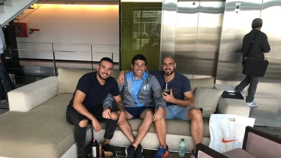 VIEJOS AMIGOS. De izquierda de derecha, Blanes, Depaoli y Barone se ponen al día. Los tres fueron parte del proceso que llevó a Atlético a Primera hace algunos años. la gaceta / foto de nicolás iriarte (enviado especial)