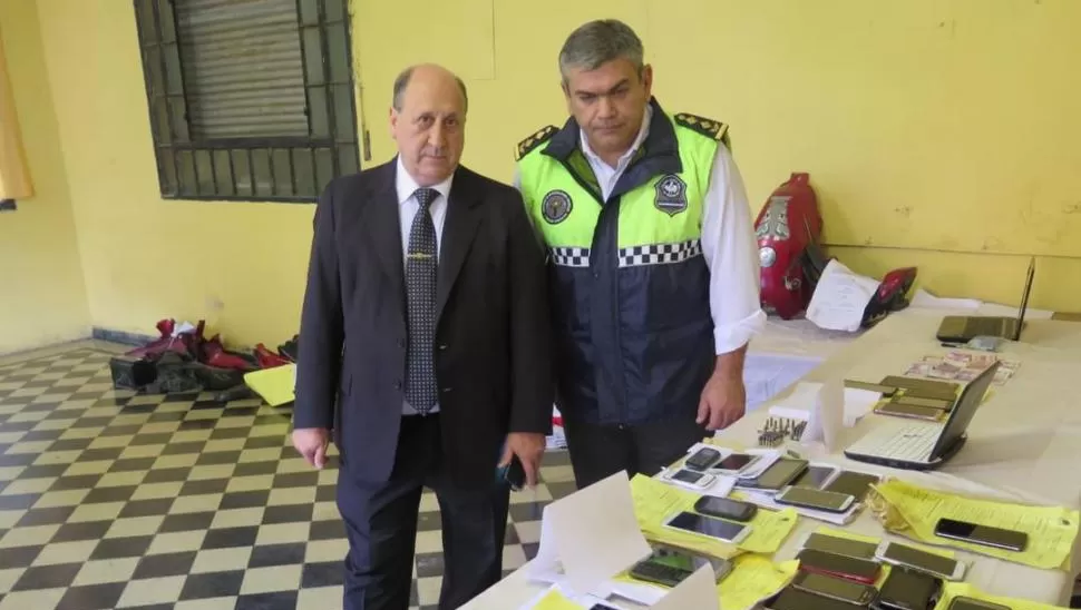 LA PRUEBA. El fiscal Navarro Dávila y el comisario Salvatore exhibieron los teléfonos que fueron incautados. PRENSA MINISTERIO PÚBLICO FISCAL
