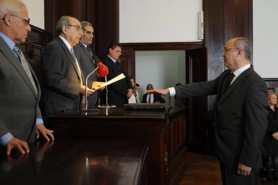 ANTE LA CORTE. Roberto Guyot presta juramento como juez de Ejecución de Sentencia, en el acto de asunción celebrado en agosto de 2016. LA GACETA / FOTO DE Analía Jaramillo