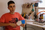 Con una impresora 3D desarrolla prótesis de manos y las ofrece gratis en Facebook