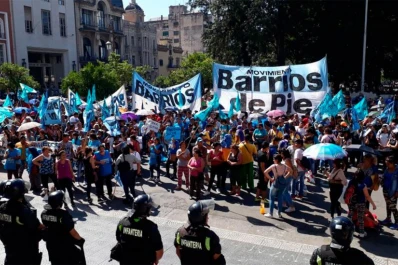 Barrios de Pie se manifestó en la plaza Independencia en reclamo de un aumento en los programa de empleo provinciales