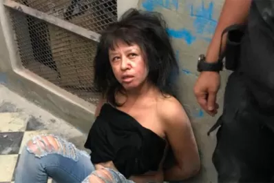 Una ex policía con arresto domiciliario se sacó la tobillera de monitoreo, se la puso a su caniche y salió a robar