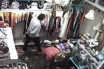 En pocos segundos se llevaron más de $ 27.000 en mercadería: así roban los descuidistas en el centro