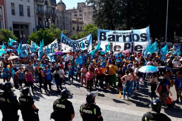 Barrios de Pie se manifestó en la plaza Independencia en reclamo de un aumento en los programa de empleo provinciales