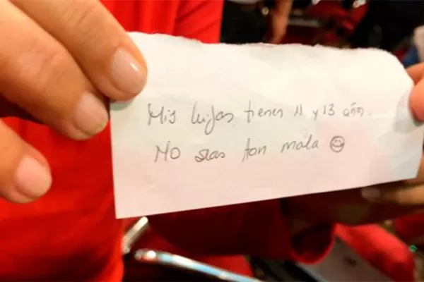 Video: así fue la entrega del polémico papelito de Caputo a la diputada Cerruti