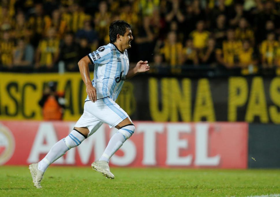 NO ALCANZÓ. “Pulguita” marcó su primer gol en la edición 2018 de penal, pero Atlético no pudo sostener la igualdad. reuters 