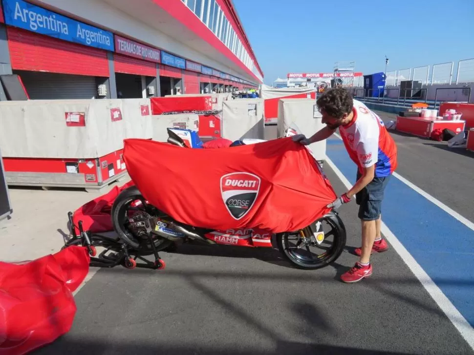 PREPARATIVOS. Uno de los asistentes mecánicos del equipo Ducati acomoda una de las máquinas en el sector de boxes.  @pramacracing