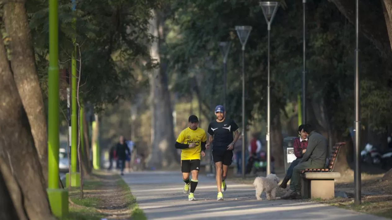 AL AIRE LIBRE. El parque Avellaneda es el lugar elegido por muchos tucumanos para practicar deportes. ARCHIVO