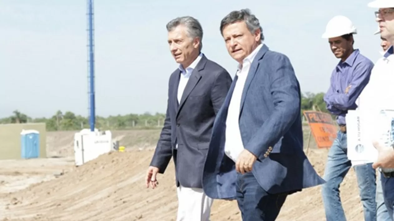 MAURICIO MACRI Y DOMINGO PEPPO. El presidente anunció el avance del Plan desde Chaco. FOTO TOMADA DE ELDIARIODELAREGION.COM.AR