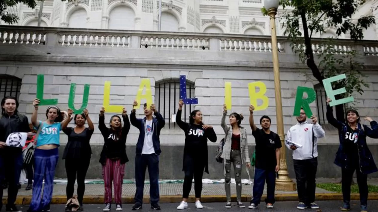 TENSIÓN EN BRASIL. Apoyo a Lula da Silva desde Buenos Aires. FOTO TOMADA DE THEWORLDNEWS.NET
