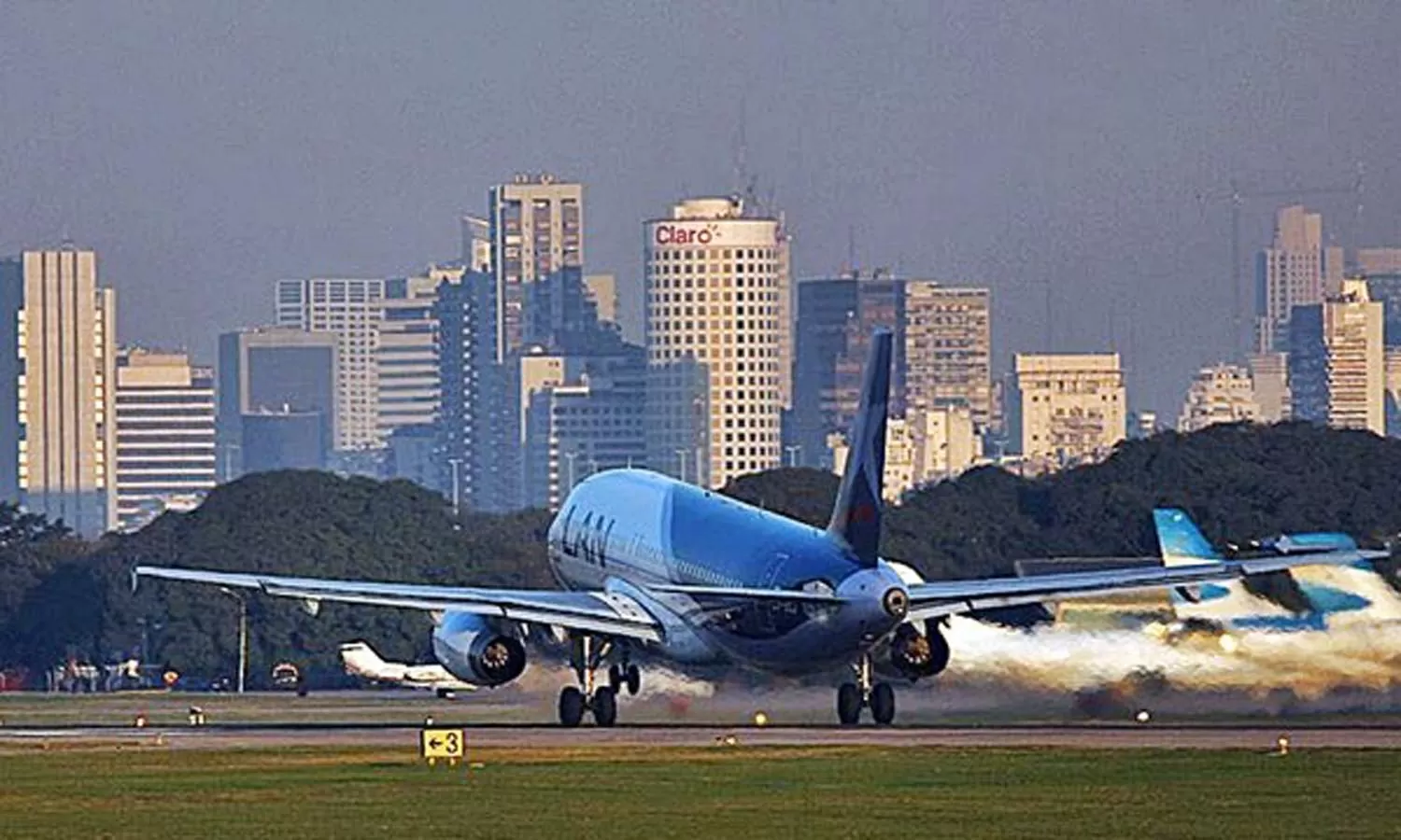 VIAJE .Vuelos desde Aeroparque .FOTO TOMADA DE SEMANARIO ARGENTINO.
