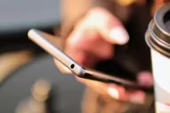 Nueva normativa: en los bancos se podrá tomar café y usar el celular