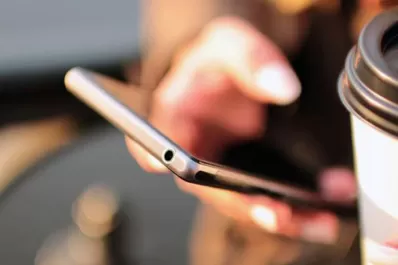 Nueva normativa: en los bancos se podrá tomar café y usar el celular