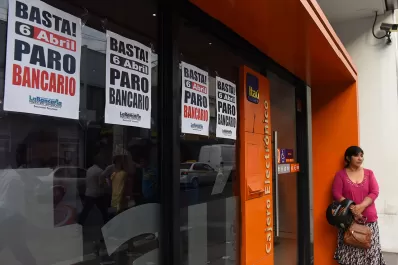Mientras cumplen con la medida de fuerza, los bancarios amenazan con un nuevo paro por 48 horas