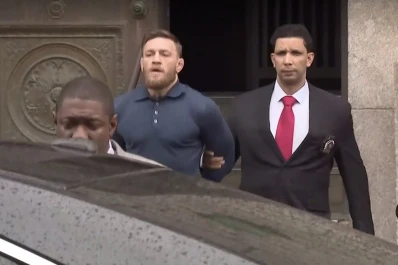 Video: detuvieron a McGregor por atacar a un colectivo en el que viajaban luchadores de la UFC