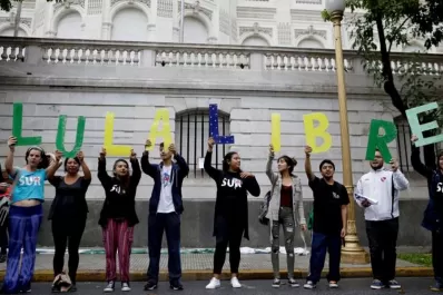 Miles de personas apoyan a Lula frente a la embajada de Brasil en Buenos Aires