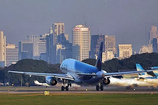 Reducen a la mitad la cantidad de vuelos internacionales que operan desde Aeroparque y las trasladan a Ezeiza