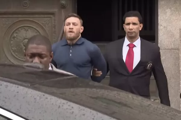 Video: detuvieron a McGregor por atacar a un colectivo en el que viajaban luchadores de la UFC