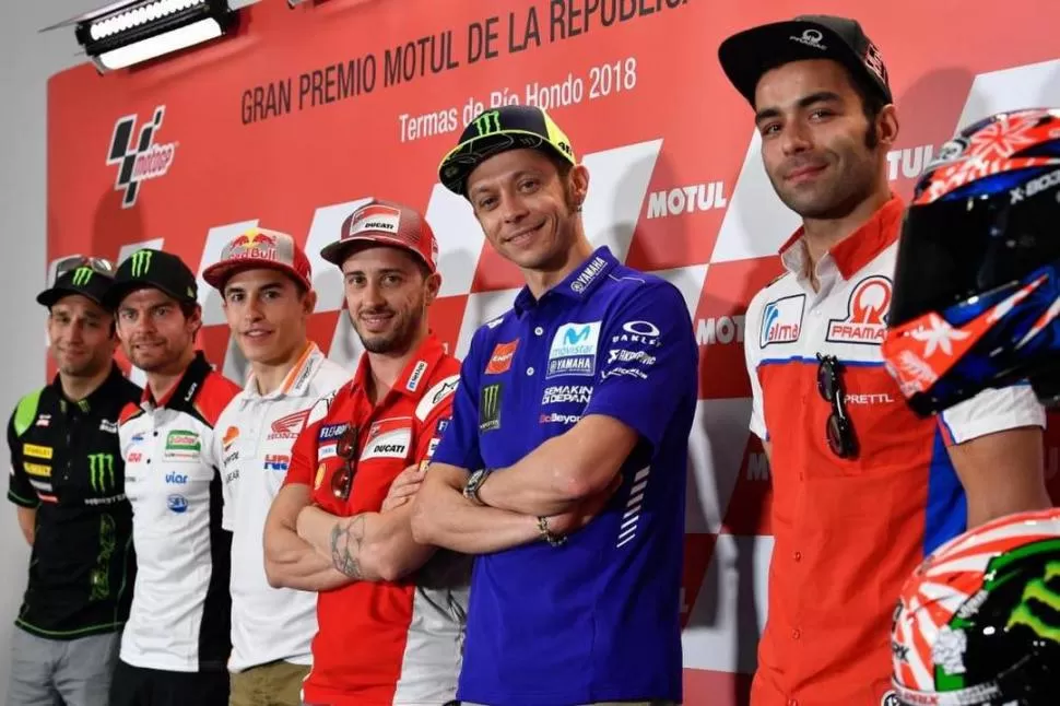 A CORRER. Zarco, Crutchlow, Márquez, Dovizioso, Rossi y Petrucci sonríen para la foto que recorrió el mundo desde Las Termas. Hoy salen a la pista para entrenar. prensa motogp argentina