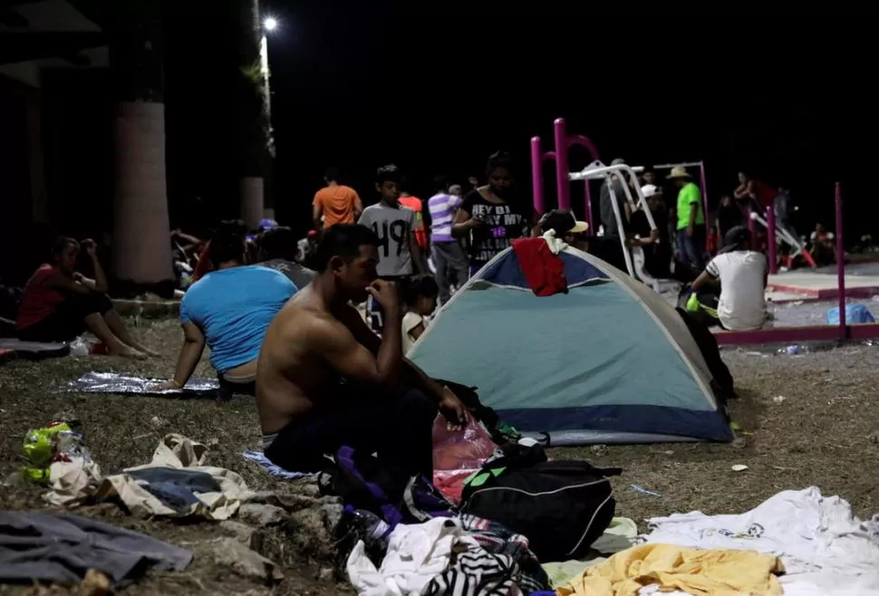 EL “VIA CRUCIS”. Los migrantes centroamericanos hacen una caravana de protesta todos los años por la frontera.   fotos de reuters