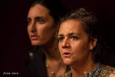 En “El patio” se desarrollan pequeños sucesos mientras llueve