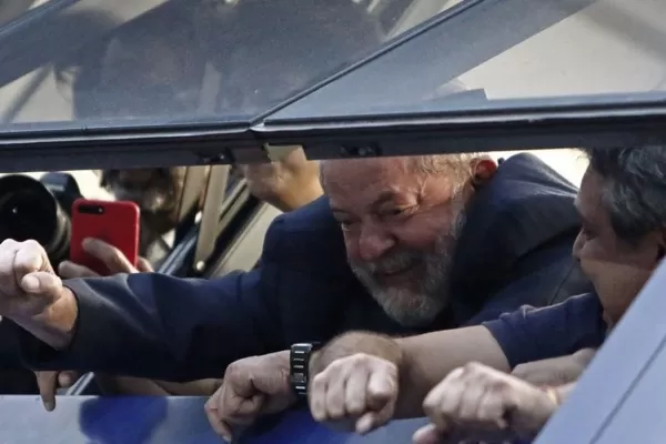 Drama en Brasil: Lula se entregaría hoy a la mañana luego de una misa en memoria de su esposa