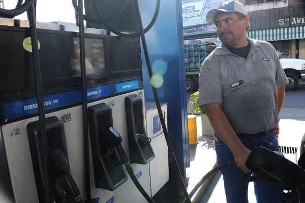 Aseguran que YPF por el momento no aumentará el precio de sus combustibles