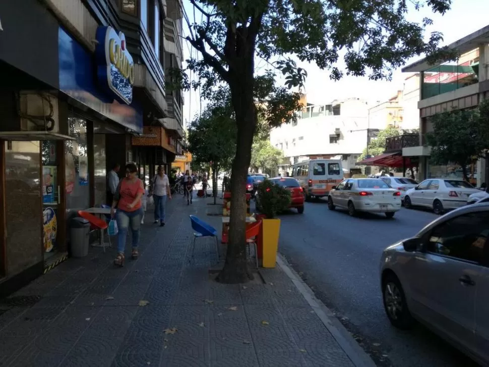 VIGILANCIA. Dos policías hicieron guardia esta semana en la esquina de Laprida y Corrientes.  