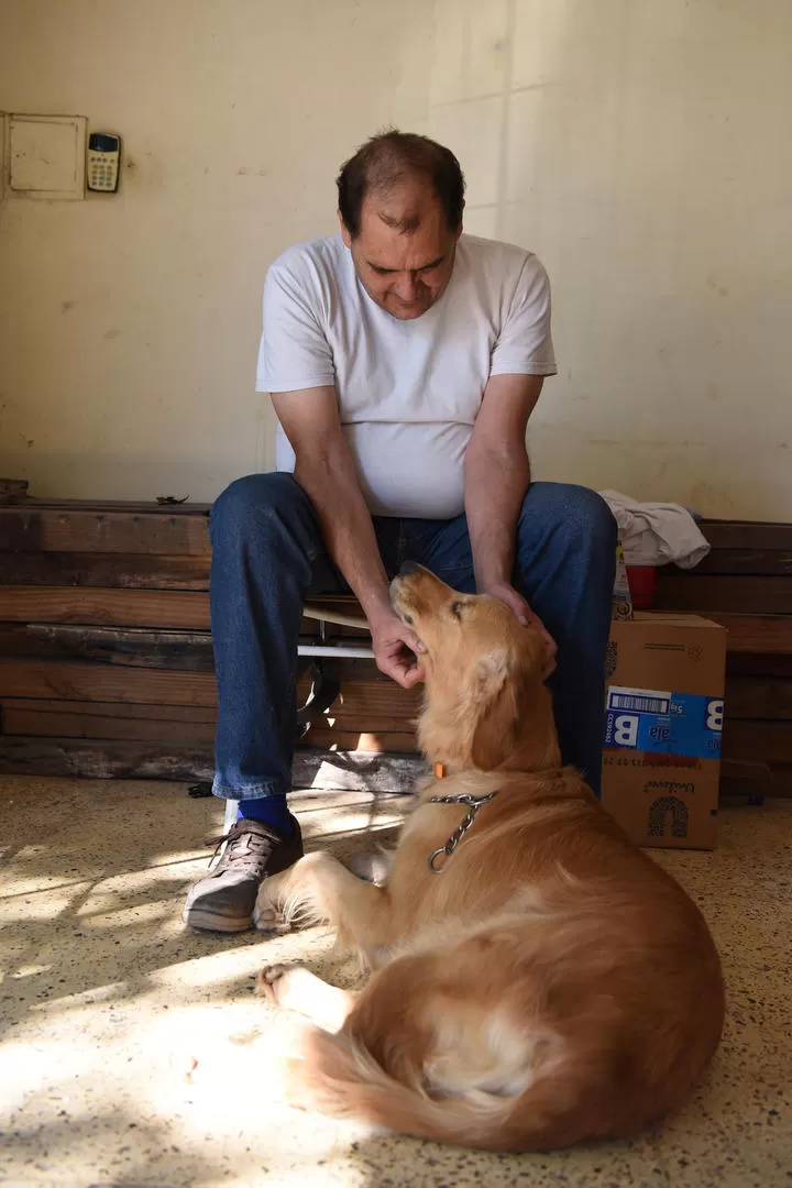  -MIMOS A MITAD DE LA JORNADA. René Font (49 años) y su perra Lupe, convertida en los ojos de su amo. LA GACETA / FOTOS DE ANALÍA JARAMILLO.-