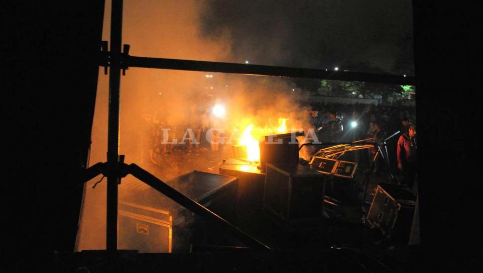 'Pity' Alvarez llegó seis horas tarde y los fans de Viejas Locas incendiaron Argentinos del Norte