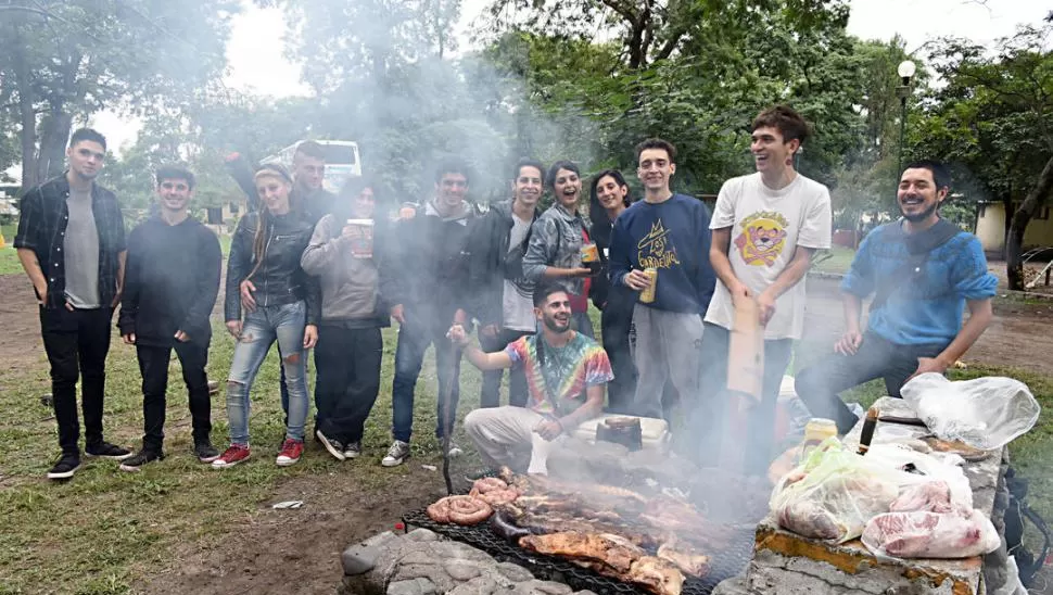 CAMARADERÍA. Asado compartido entre viajeros caracterizó ayer al camping municipal del parque 9 de Julio. LA GACETA / FOTOS DE JOSÉ NUNO.-