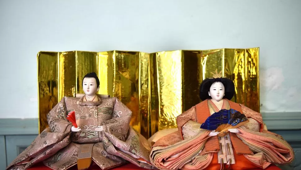 FIGURAS PRINCIPALES. Emperadores con rostros de cerámica y vestimentas de kimonos de seda originales. LA GACETA / FOTOS DE INÉS QUINTEROS ORIO.-