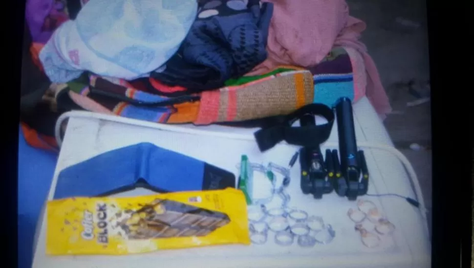 SECUESTROS. Recuperaron mochilas, billeteras y accesorios para celulares.