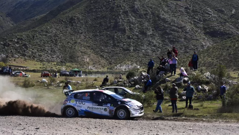BUENA VISTA. El público aprovechó la altura de las múltiple lomas que se encontraban en el tramo Costa 2-Costa 2. Un grupo alentó y fotografió el paso de Padilla. la gaceta / foto de Osvaldo Ripoll