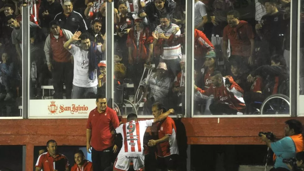 RISAS Y APLAUSOS. Claudio Bieler (9) se lució ayer; el “Santo” le regaló a sus hinchas un motivo para estar muy felices. la gaceta / foto de Antonio Ferroni