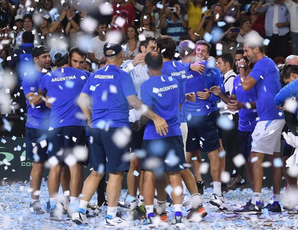 PURA FELICIDAD. El equipo argentino de Copa Davis celebra el triunfo conseguido frente a los chilenos en San Juan. TÉLAM