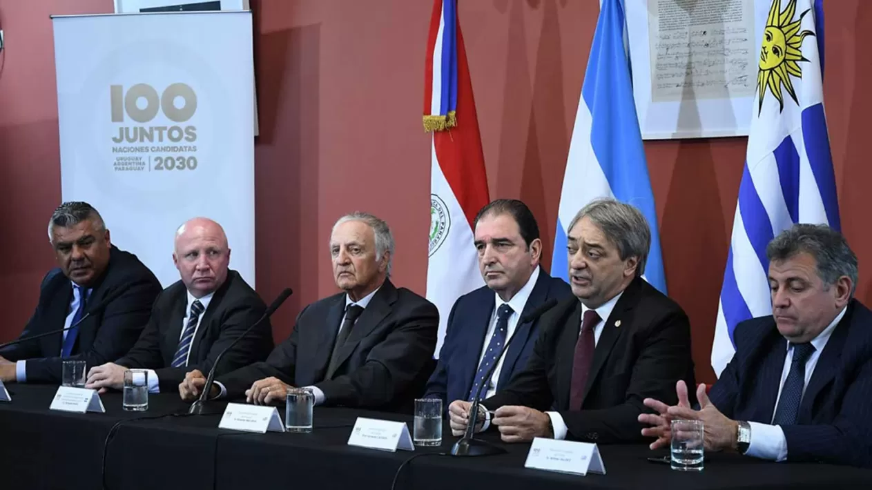 PLANIFICACIÓN DEL MUNDIAL 2030. Claudio Tapia -AFA-, Carlos Mac Allister y Fernando Marín, junto a dirigentes de la federación uruguaya de fútbol. (TÉLAM)