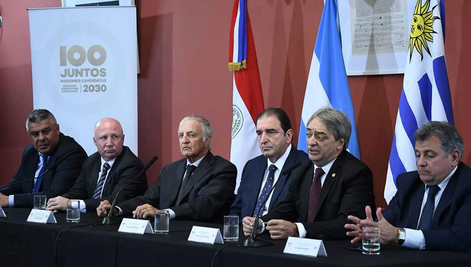 PLANIFICACIÓN DEL MUNDIAL 2030. Claudio Tapia -AFA-, Carlos Mac Allister y Fernando Marín, junto a dirigentes de la federación uruguaya de fútbol. (TÉLAM)