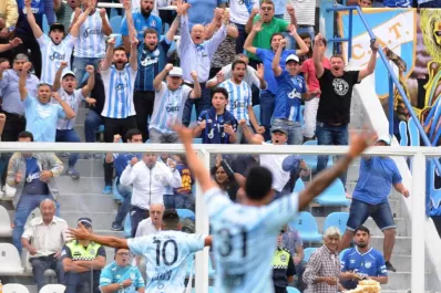 El hincha decano festeja otro año en Primera